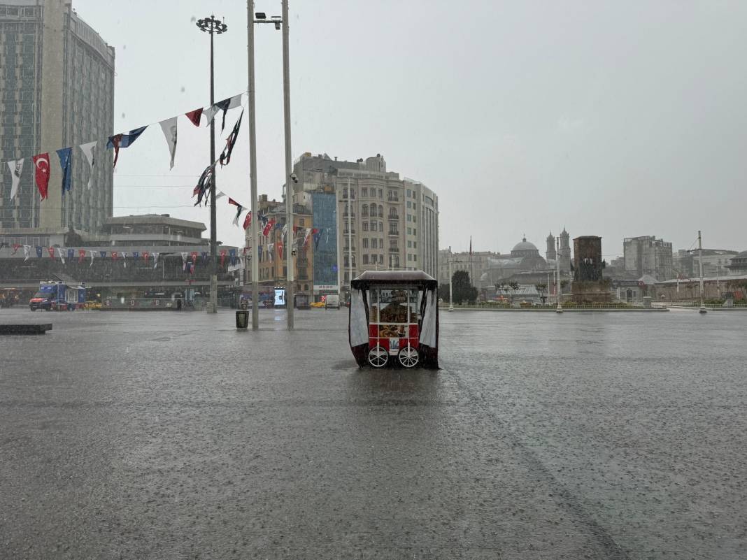 İstanbul'da sağanak hayatı felç etti! Araçlar sular altında kaldı 38